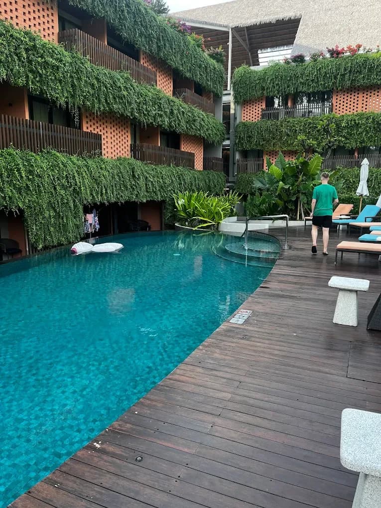 YELLO Hotel Kuta Beachwalk Bali 4