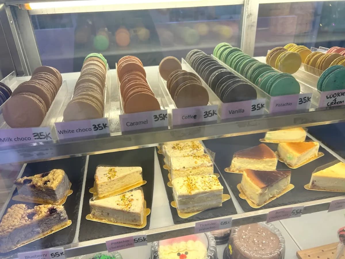 Poule de Luxe - Jl. Mertanadi No.60a 5