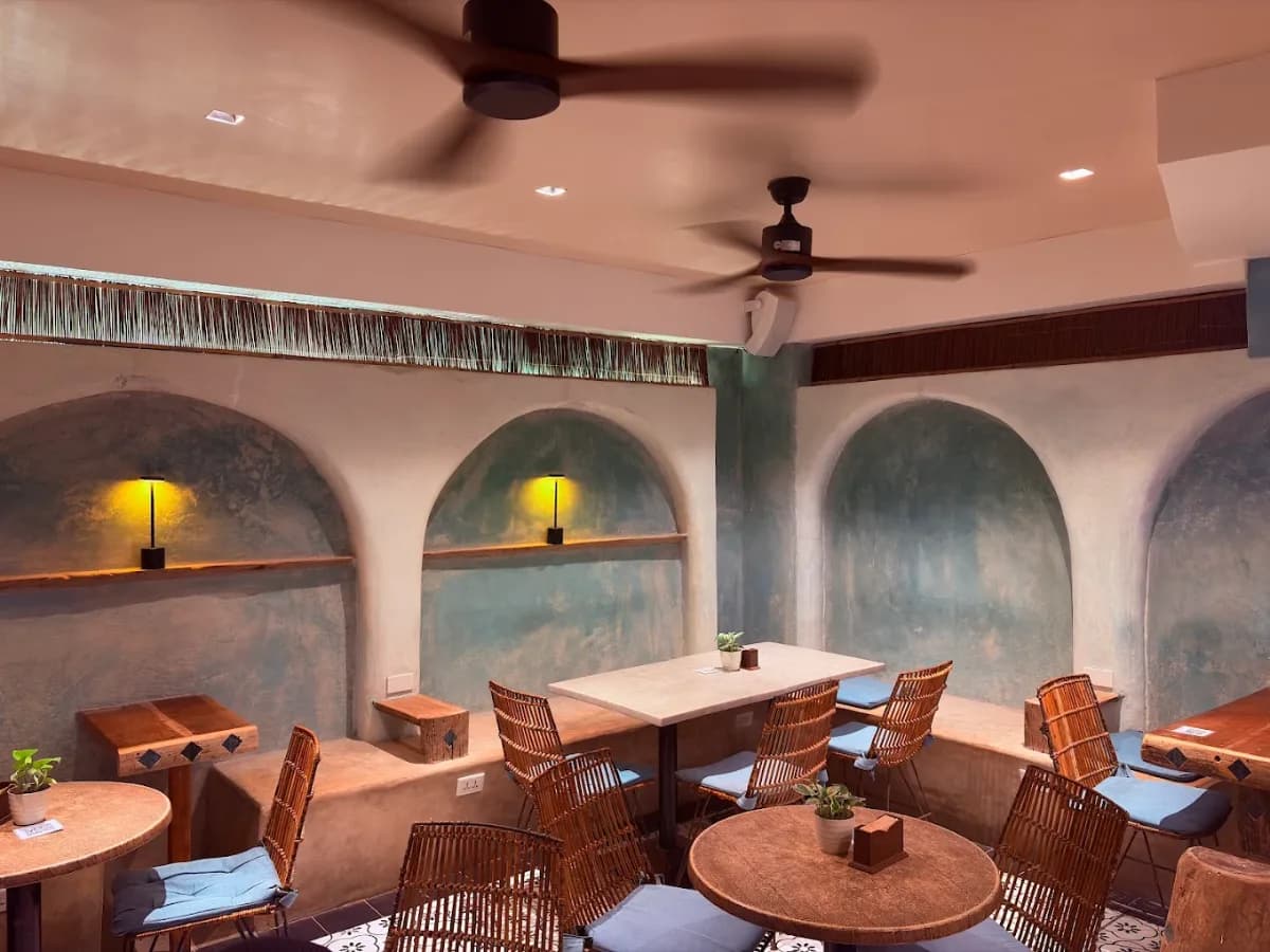 Calma Café & Restaurant 3