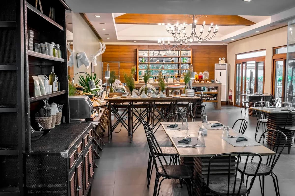 Hunt Restaurant - The Funny Lion Coron 4