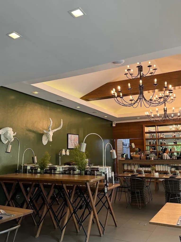 Hunt Restaurant - The Funny Lion Coron 5