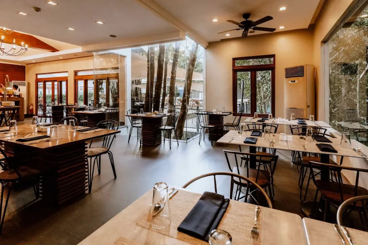 Hunt Restaurant - The Funny Lion Coron