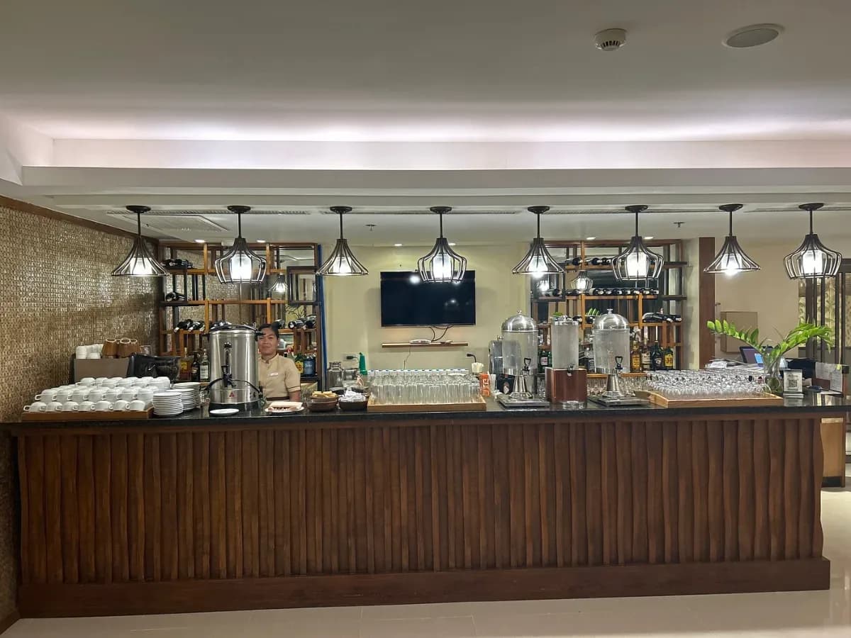 Anibong Restaurant - Best Western Plus The Ivy Hotel 3