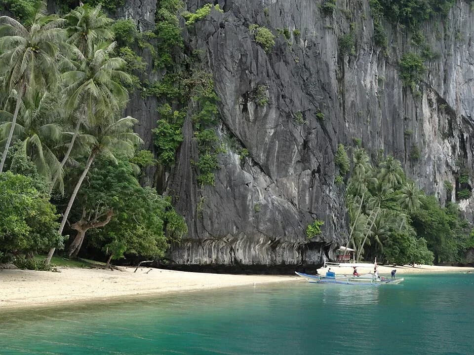 Pinagbuyutan Island Beach