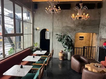 Manhattan Cocktail Bar & Kitchen - Bars & Clubs - Canggu